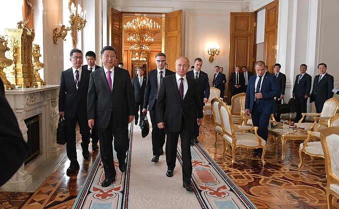 With President of the People's Republic of China Xi Jinping before Russian-Chinese talks in expanded format.