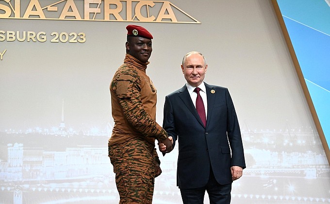 Церемония официальной встречи глав делегаций – участников второго саммита Россия – Африка. С Президентом переходного периода Республики Буркина-Фасо Ибраимом Траоре.