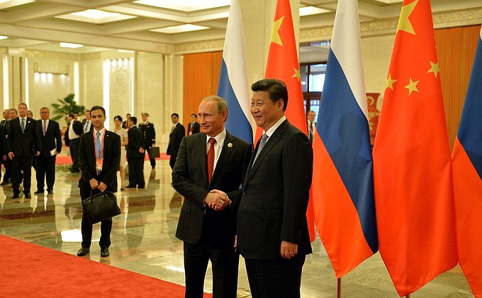 Перед началом российско-китайских переговоров. С Председателем КНР Си Цзиньпином.