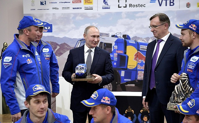 Члены команды «КамАЗ-мастер» подарили Владимиру Путину точную копию первого приза нынешней гонки, а также модель «КамАЗа», участвовавшего в ралли.