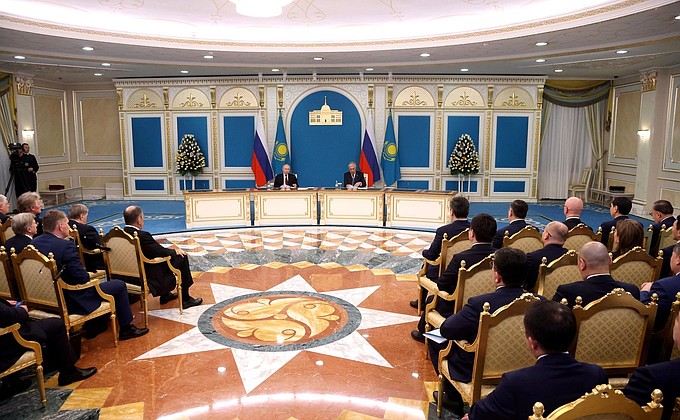 По итогам российско-казахстанских переговоров Владимир Путин и Касым-Жомарт Токаев сделали заявления для СМИ.