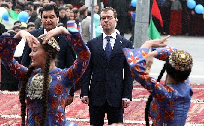 На церемонии открытия нового здания российско-туркменской средней общеобразовательной школы имени Пушкина.