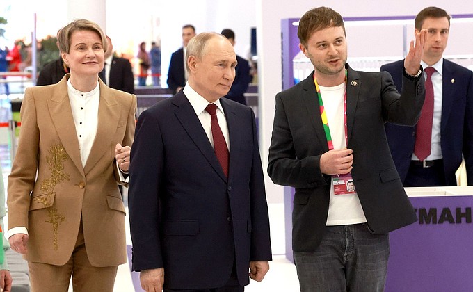 During a tour of the World Youth Festival International Airport exhibition space. With Head of the Sirius Educational Centre Yelena Shmeleva and adviser to the head of the Federal Agency for Youth Affairs Anton Pashkov.