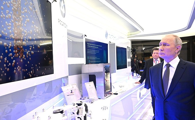 Before the plenary session Vladimir Putin visited a thematic exhibition organised on the forum’s sidelines.