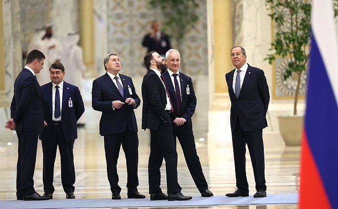 Участники российской делегации перед началом российско-эмиратских переговоров.