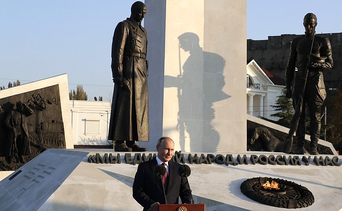 В День народного единства Владимир Путин посетил в Севастополе мемориальный комплекс, посвящённый окончанию Гражданской войны.
