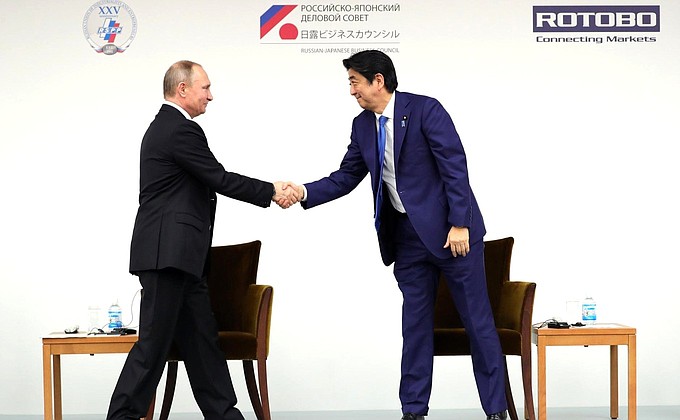 С Премьер-министром Японии Синдзо Абэ на пленарном заседании российско-японского форума деловых кругов.