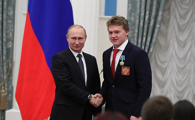 С олимпийским чемпионом по хоккею Кириллом Капризовым.