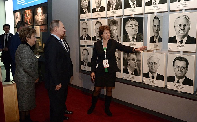 Во время осмотра экспозиции «Семь дней, которые изменили Россию» в музее Центра Б.Н.Ельцина.