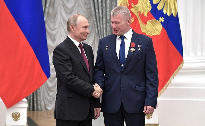 The Order for Services to the Fatherland, IV degree, is presented to Yury Gagarin Research and Test Cosmonaut Training Centre test cosmonaut Oleg Novitsky.