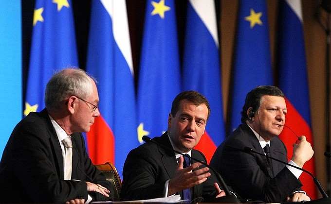 На совместной пресс-конференции с Председателем Европейского совета Херманом Ван Ромпёем (слева) и Председателем Европейской комиссии Жозе Мануэлем Баррозу.