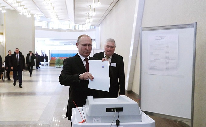 На избирательном участке № 2151 во время голосования на выборах Президента России.