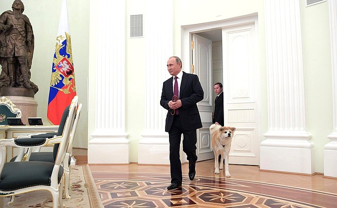 Before an interview to Japan’s Nippon TV and Yomiuri newspaper. Yume, an Akita dog, was presented to Vladimir Putin in July 2012 by the Akita Prefecture.