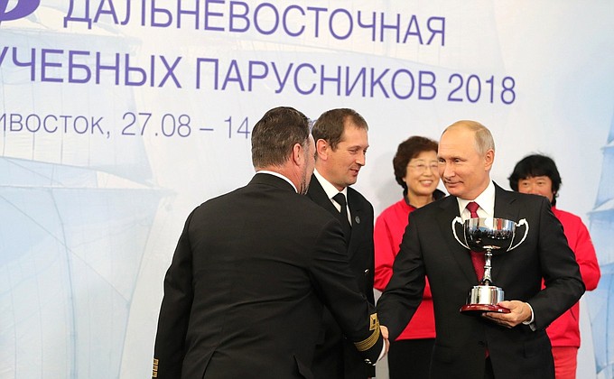 С победителями Дальневосточной регаты учебных парусников – экипажем российской парусной яхты «Надежда».