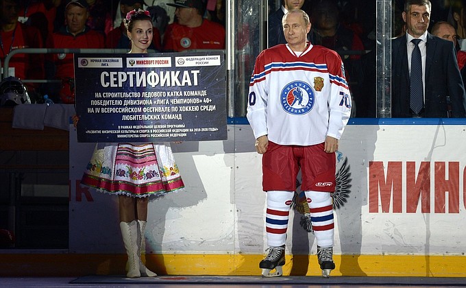 На церемонии награждения победителей турнира Ночной хоккейной лиги – команды «Невский легион».