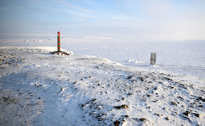 Пограничный столб в бухте Северная на острове Земля Александры архипелага Земля Франца-Иосифа.