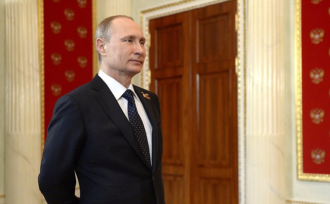 Перед началом парада Владимир Путин в Гербовом зале Кремля приветствовал лидеров иностранных государств и крупнейших международных организаций, прибывших в Москву для участия в праздничных мероприятиях.