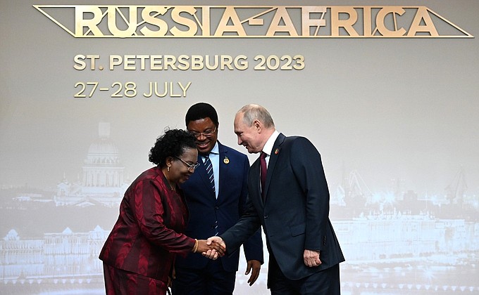 Before the Gala reception for participants in the second Russia–Africa Summit. With Prime Minister of Tanzania Kassim Majaliwa and his spouse Mary Benjamini Mbawala.