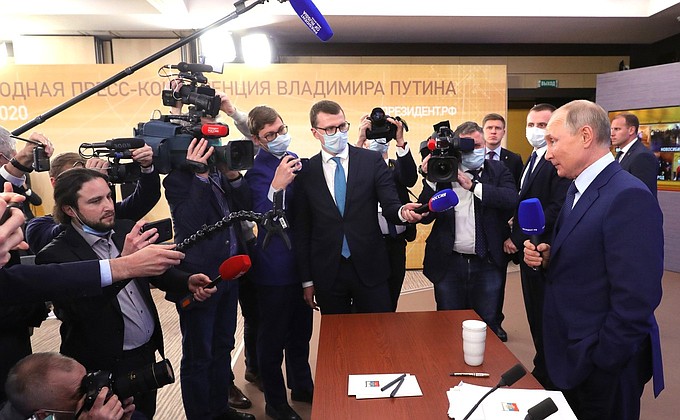 По завершении пресс-конференции Владимир Путин пообщался с журналистами.
