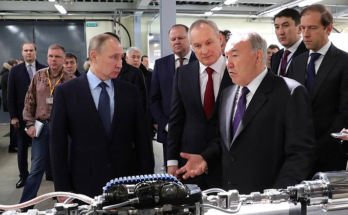 С Президентом Казахстана Нурсултаном Назарбаевым во время посещения завода «Диаконт».