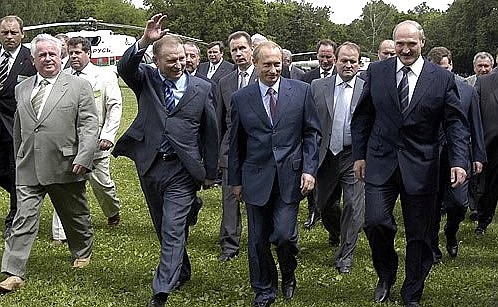 Прибытие на международный молодежный фестиваль «Дружба-2004». С президентами Украины и Белоруссии Леонидом Кучмой и Александром Лукашенко.