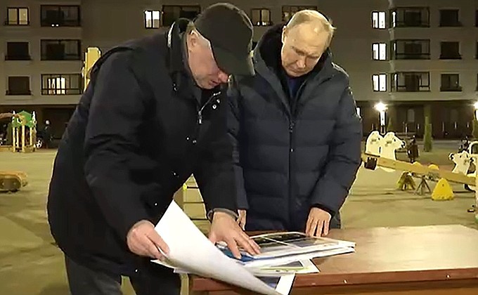 During his visit to Mariupol. Deputy Prime Minister Marat Khusnullin reported to the President on the progress of construction and restoration work in the city and in the suburbs.