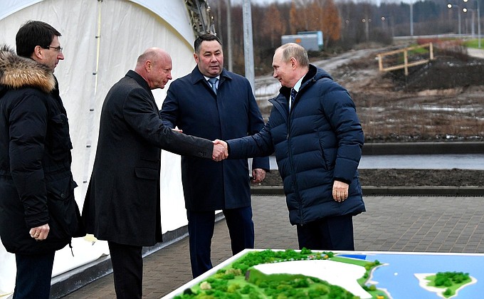 Vladimir Putin examines the site and models of construction projects at the Volzhskoye More tourist and recreation cluster. With Presidential Plenipotentiary Envoy to the Central Federal District Igor Shchegolev (left), Tver Region Governor Igor Rudenya and Vasta Discovery General Director Sergei Bachin.