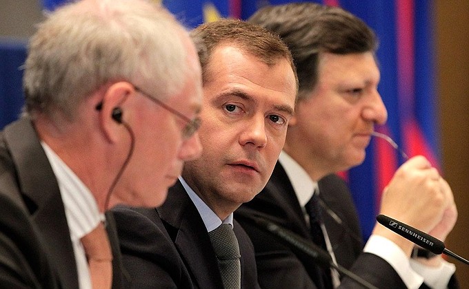 С Председателем Европейской комиссии Жозе Мануэлом Баррозу и Председателем Европейского совета Херманом Ван Ромпёем (слева) на совместной пресс-конференции по итогам саммита Россия – Европейский союз.
