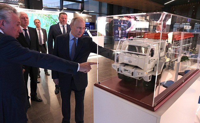 Visiting the Intelligent Electronics – Valdai Innovative Scientific and Technological Centre.