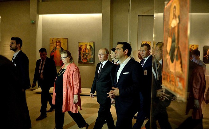 С Премьер-министром Греции Алексисом Ципрасом во время посещения Музея византийского и христианского искусства Афин.