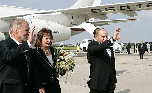 Владимира и Людмилу Путиных встречал премьер-министр федеральной земли Мекленбург-Передняя Померания Харальд Рингсторф.