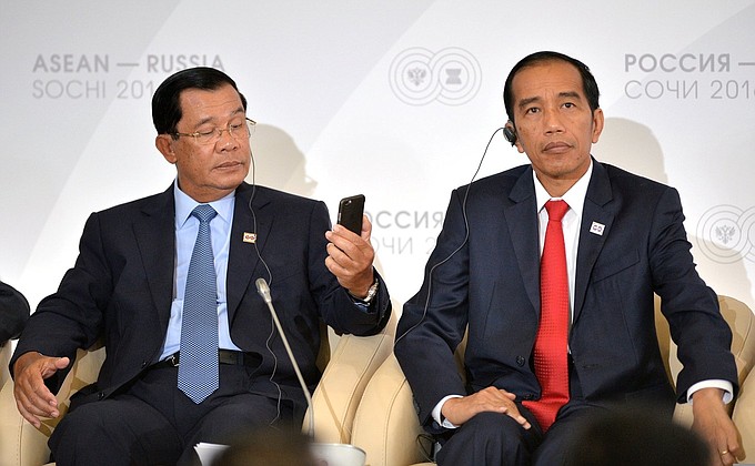 Премьер-министр Королевства Камбоджа Хун Сен (слева) и Президент Республики Индонезии Джоко Видодо на встрече с представителями Делового форума Россия – АСЕАН.