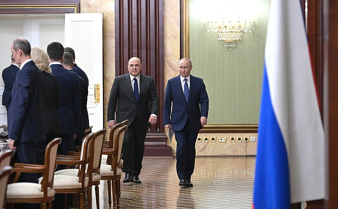 Before the beginning of the meeting with Government members. With Prime Minister Mikhail Mishustin.