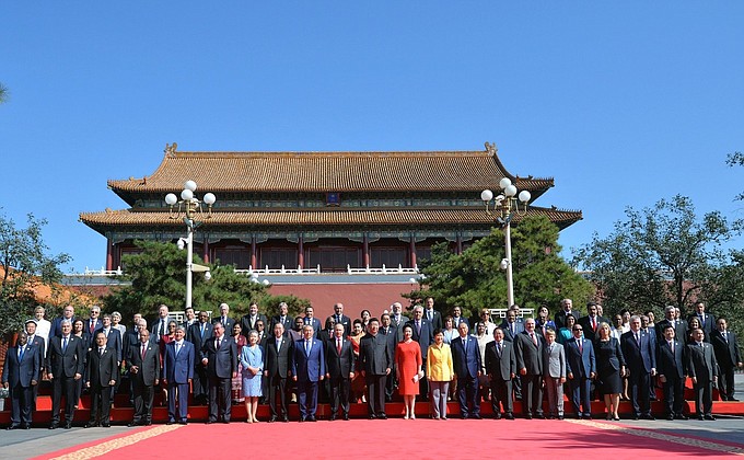 Совместное фотографирование глав иностранных делегаций, прибывших в Пекин для участия в праздничных мероприятиях в честь 70-й годовщины Победы китайского народа в войне сопротивления Японии и окончания Второй мировой войны.