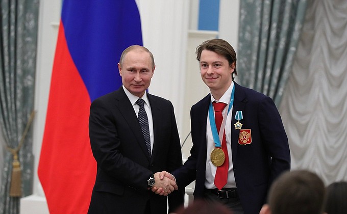 С олимпийским чемпионом по хоккею Никитой Гусевым.