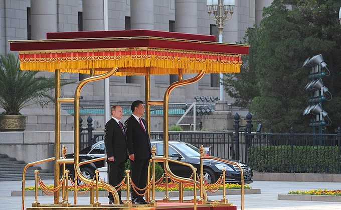 С Председателем Китайской Народной Республики Си Цзиньпином во время официальной церемонии встречи в Пекине.