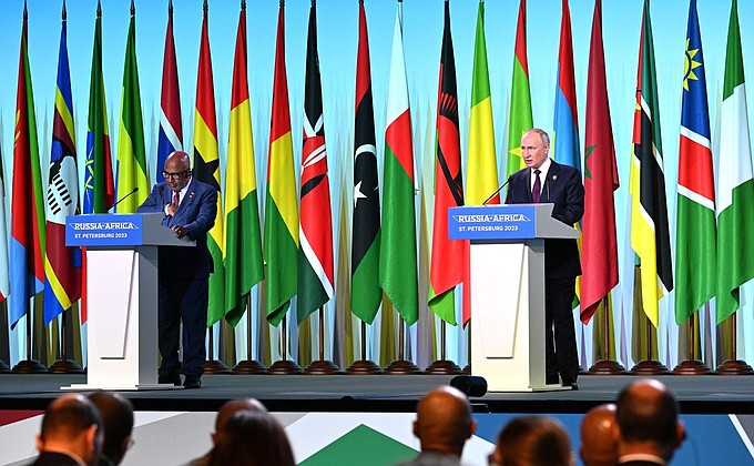 По итогам второго саммита Россия – Африка Владимир Путин и Председатель Африканского союза, Президент Союза Коморских островов Азали Ассумани сделали заявления для представителей СМИ.