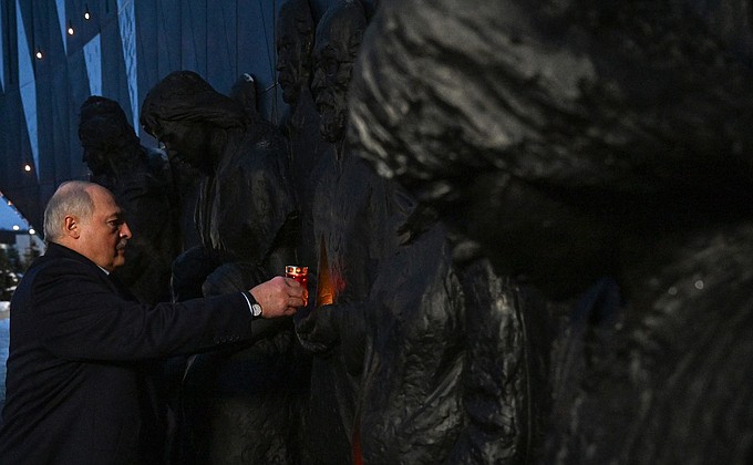 Президент Белоруссии Александр Лукашенко в ходе церемонии открытия мемориала мирным жителям СССР – жертвам нацистского геноцида в годы Великой Отечественной войны.