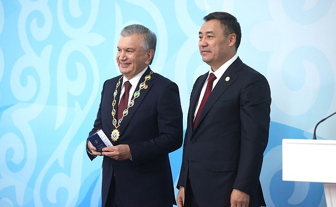 Церемония вручения Президентом Киргизии Садыром Жапаровым Президенту Узбекистана Шавкату Мирзиёеву Почётного знака Содружества Независимых Государств.