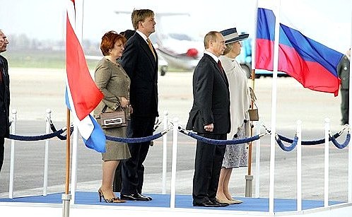 Official ceremony to welcome the Russian President. Vladimir Putin and Queen Beatrix of the Netherlands, Lyudmila Putina and Crown Prince Willem-Alexander.