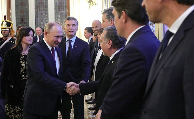 Церемония представления членов делегаций перед началом российско-аргентинских переговоров.