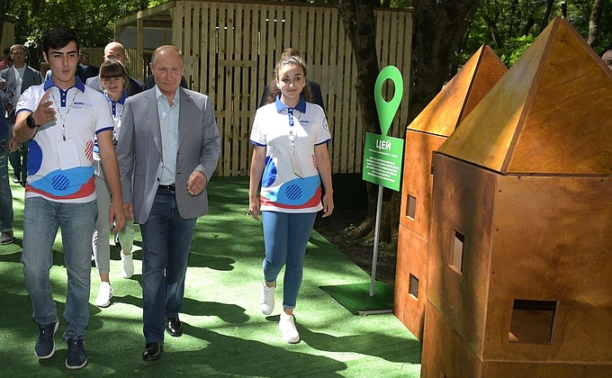 Владимир Путин принял участие в работе Северо-Кавказского молодёжного образовательного форума «Машук-2018».