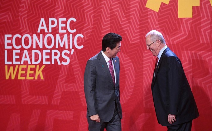 Премьер-министр Японии Синдзо Абэ и Президент Перу Педро Пабло Кучински перед началом рабочего заседания лидеров экономик форума АТЭС.