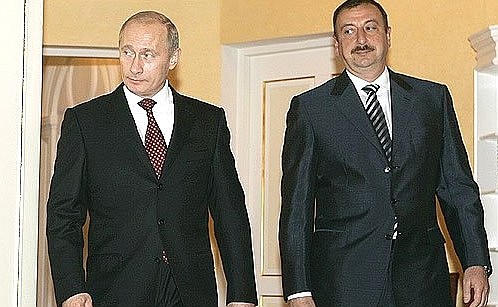 Перед началом встречи с Президентом Азербайджана Ильхамом Алиевым.