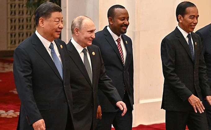 С Председателем КНР Си Цзиньпином, Премьер-министром Эфиопии Абием Ахмедом и Президентом Индонезии Джоко Видодо перед началом третьего Международного форума «Один пояс, один путь».