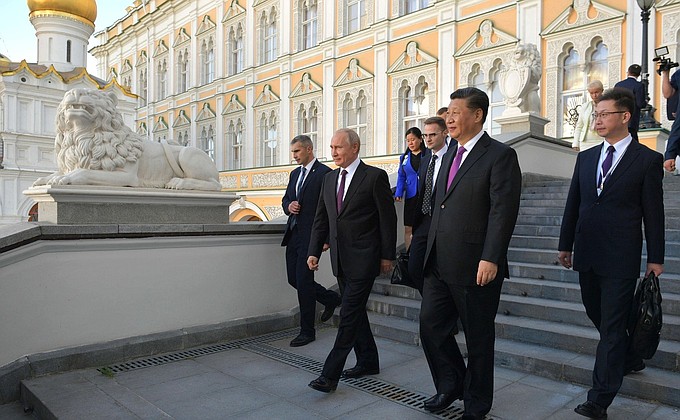 С Председателем Китайской Народной Республики Си Цзиньпином во время экскурсии по Московскому Кремлю.