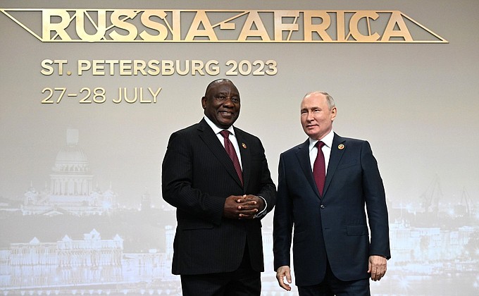 Церемония официальной встречи глав делегаций – участников второго саммита Россия – Африка. С Президентом Южно-Африканской Республики Сирилом Рамафозой.