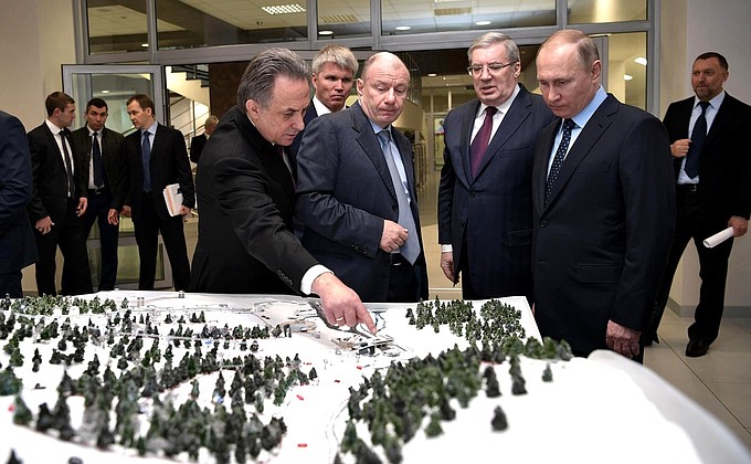 Перед началом совещания о подготовке проведения XXIX Всемирной зимней универсиады 2019 года в Красноярске Владимир Путин ознакомился с макетами строящихся объектов.