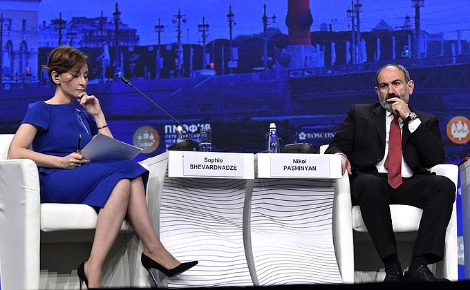 Премьер-министр Армении Никол Пашинян и модератор дискуссии Софико Шеварднадзе на пленарном заседании Петербургского международного экономического форума.