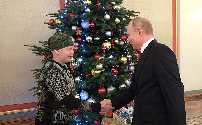 Владимир Путин встретился с десятилетним Колей Кузнецовым. Его мечтой было пожать руку Президенту.